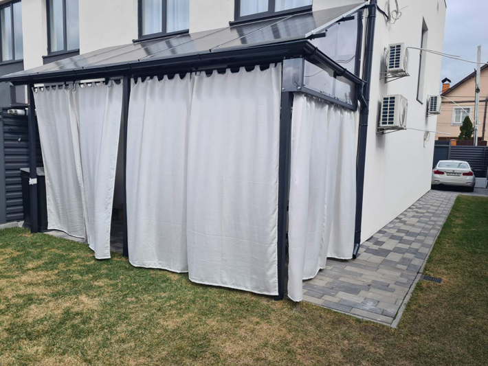 Навіс біля будинку Київ